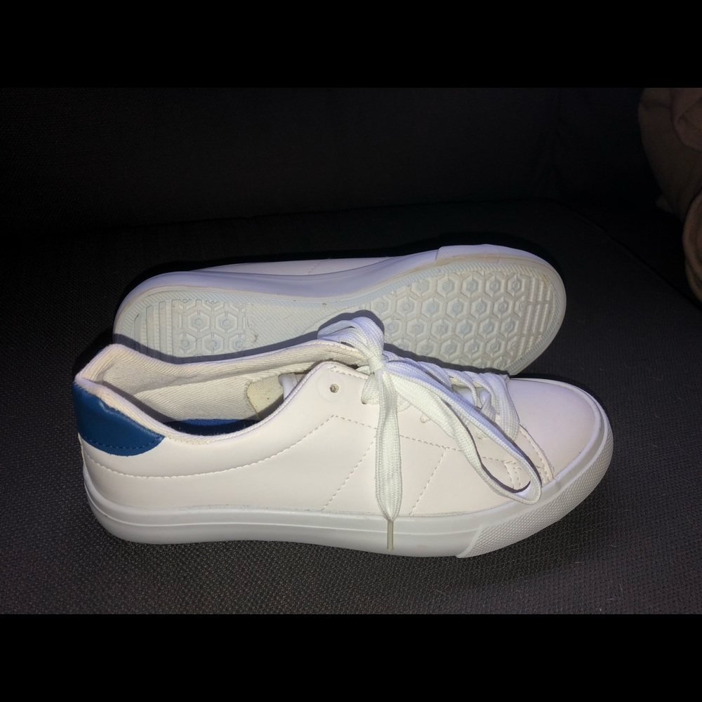 White Skeakers